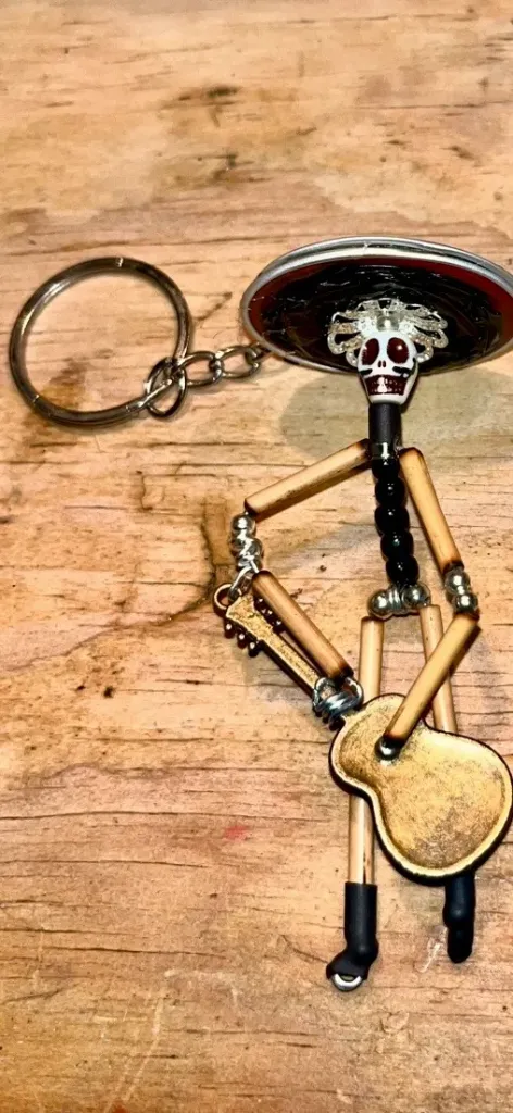 Catrin llavero hecho a mano (DIHCOMO ARTE)